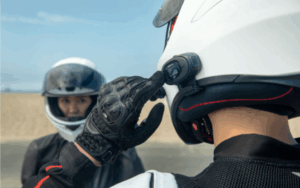 Du premier casque moto aux modèles connectés : une révolution en matière de sécurité