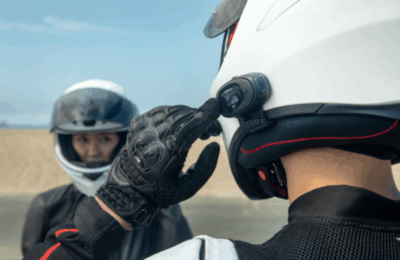 Du premier casque moto aux modèles connectés : une révolution en matière de sécurité
