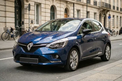 Renault Clio berline compacte garée en ville, vue trois quarts avant sur rue européenne