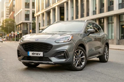 Ford Puma gris solaire garé en ville, vue trois quarts avant mettant en valeur son design SUV compact hybride